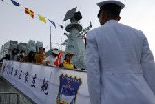 　４月２１日、隔年開催の多国間の海軍協力枠組み「西太平洋海軍シンポジウム」（ＷＰＮＳ）が、中国山東省の港湾都市、青島で始まった。写真は来たる建国75周年を記念して軍艦を一般公開する中国人民解放軍の海軍。青島で２０日撮影（２０２４　ロイター／Florence Lo）