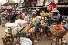 　国際通貨基金（ＩＭＦ）は１９日、サブサハラ（サハラ砂漠以南）のアフリカ地域が緩慢な経済回復を背景に、所得改善で他地域にさらに後れを取っていると指摘。地政学的状況や政情不安、気候変動によるリスクを挙げた。写真はナイジェリア・アナンブラ州アウカの市場で昨年２月撮影(２０２４年　ロイター/Temilade Adelaja)