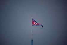 　４月２２日、海上保安庁は防衛省の情報として、北朝鮮から弾道ミサイルの可能性があるものが発射されたと発表した。写真は北朝鮮の国旗。２０２２年７月代表撮影（２０２４年　ロイター）