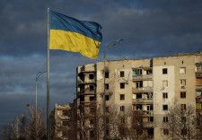 4月２２日、 関係筋によると、ウクライナ政府は国債２００億ドルの再編案を５月初旬までに海外債権者に提示する方針。写真はウクライナ国旗。キーウ近郊で２０２３年２月撮影（２０２４年　ロイター/Gleb Garanich）
