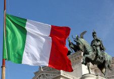 欧州連合（ＥＵ）統計局は２２日、イタリアの昨年の財政赤字は対国内総生産（ＧＤＰ）比で７．４％と３月時点の推計７．２％から拡大し、欧州連合（ＥＵ）内で群を抜いて高かったと発表した。２０１６年３月撮影（２０２４年　ロイター/ Stefano Rellandini）