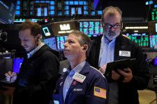 米国株式市場は上昇して取引を終えた。米経済の健全性を測る上で、今週発表される主要企業の四半期決算が注目されている。２月撮影（２０２４年　ロイター/Brendan McDermid）