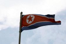 ４月２３日、北朝鮮国営の朝鮮中央通信（ＫＣＮＡ）は、金正恩朝鮮労働党総書記が２２日に核兵器による反撃を想定した訓練を指導し、敵に明確な警告を発したと報じた。写真は２０２１年３月、クアラルンプールの北朝鮮大使館で撮影した北朝鮮の国旗（２０２４年　ロイター／Lim Huey Teng）