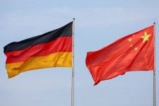 ４月２２日、ドイツ当局は、中国の情報機関と連携し軍事転用が可能な技術情報を中国に提供した疑いで、ドイツ人３人を逮捕したと発表した。写真は両国の国旗。ベルリンで２０２３年６月撮影（２０２４年　ロイター／Fabrizio Bensch）