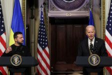 ４月２２日、ウクライナのゼレンスキー大統領は、バイデン米大統領と電話会談を行い、支援とリーダーシップに謝意を伝えた。写真はワシントンで２０２３年１２月撮影（２０２４年　ロイター／Leah Millis）