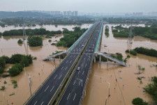 「世界の工場地帯」とも呼ばれた中国南部の人口密集地帯、珠江デルタにある広東省で１８日以降、記録的な暴風雨が広範囲にわたって続いている。写真は広東省清遠の道路。ドローンで撮影（２０２４年　ロイター／Tingshu Wang）