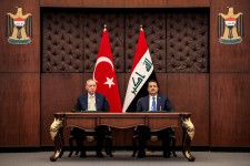 トルコのエルドアン大統領（左）は訪問先のイラクで、同国北部で活動するトルコの非合法武装組織クルド労働者党（ＰＫＫ）の対策で両国が協力し、新たな貿易回廊を通じて経済関係を強化することで合意した。写真右はイラクのスダニ首相。代表撮影（２０２４年　ロイター）