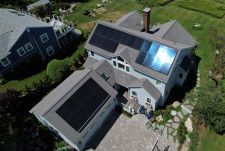 　４月２２日、バイデン米大統領は、南部バージニア州の森林公園で演説し、環境保護の意識を高める記念日「アースデイ」を祝って全米の低所得層の約１００万世帯に電力供給する住宅用太陽光発電プロジェクトに計７０億ドルの助成金を支出すると発表した。写真は住宅の屋根に設置された太陽光発電パネル。米マサチューセッツ州 で２０２２年６月撮影（２０２４　ロイター／Brian Snyder）