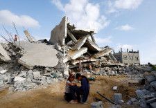米国務省は２２日に発表した２０２３年の国別人権報告書で、パレスチナ自治区ガザにおけるイスラエルとイスラム組織ハマスの戦闘は、イスラエル国内の人道状況に「著しい悪影響」を及ぼしていると指摘した。写真はイスラエルの攻撃で破壊された家と子供たち。ガザ地区南部のラファで２１日撮影。（2024年 ロイター/Mohammed Salem/File Photo）