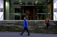 ニュージーランド準備銀行（中央銀行）は２３日、競争当局が金融機関を対象とする自己資本規制の見直しが必要と指摘したことに反論した。写真はニュージーランド準備銀行とその前を歩く人。ウェリントンで2017年撮影。（2024年 ロイター/David Gray/File Photo）