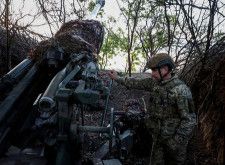 ４月２２日、 米議会で半年近く論争が続いたウクライナ支援がようやく実現しようとしており、これは前線で消耗し切っているウクライナ軍にとって救いの神になるとともに、戦局を一変させる力になる可能性を秘めている。写真は２０日、ウクライナ東部ドネツク州の前線で、りゅう弾砲の発射準備をするウクライナ兵（２０２４年　ロイター/Radio Free Europe/Radio Liberty/Serhii Nuzhnenko)
