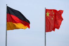 ４月２３日、ドイツ連邦検察庁は、中国の情報機関のためにスパイ活動を行ったとして、極右政党「ドイツのための選択肢（ＡｆＤ）」所属の欧州議会議員のスタッフを逮捕したと発表した。写真はドイツと中国の旗。ベルリンで２０２３年６月撮影（２０２４年　露板ー/Fabrizio Bensch）