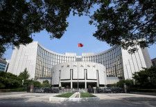 ４月２３日、中国人民銀行（中央銀行）の高官は、「流動性管理と金融政策の手段として、人民銀行による流通市場での国債取引を利用し得る」との考えを示した。写真は北京の同行で２０１８年９月撮影（２０２４年　ロイター／Jason Lee）