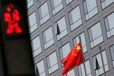 　中国証券監督管理委員会（ＣＳＲＣ）は、国内の適格投資家向けの海外投資の枠組みであるＱＤＬＰ（適格国内有限責任組合）が、重債務を抱えた地方政府のオフショア債への投資に利用されている実態を調査している。関係筋２人が明らかにした。北京で２０２１年撮影（２０２４年　ロイター/Tingshu Wang）