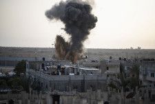 ４月２４日、 イスラエルの複数のメディアは同国軍が近くパレスチナ自治区ガザ南部のラファに侵攻すると報じた。写真は２２日、イスラエルの攻撃でラファから噴煙が上がる様子（２０２４年　ロイター/Mahdy Zourob）