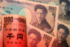 　４月２４日、為市場でドル買いの勢いが止まらない。写真は円紙幣。２０２２年９月撮影（２０２４年　ロイター/Florence Lo）