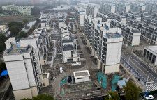 ４月２４日、経営難の中国の大手不動産開発業者、碧桂園控股（カントリー・ガーデン・ホールディングス）は、元建て債３銘柄の支払いをさらに延期し９月とすることで社債保有者の承認を得たと明らかにした。写真は同社が手掛けた上海の集合住宅。２月撮影（２０２４年　ロイター/Xihao Jiang）/File photo