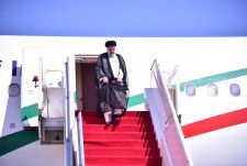 イランとパキスタンは２４日、共同声明を発表し、イスラエルが近隣諸国や外国の外交施設を「違法に」標的にしているとして、国連安全保障理事会に行動を起こすよう求めた。パキスタンを訪問したイランのライシ大統領、２２日撮影の外務省提供写真。（２０２４年　ロイター）
