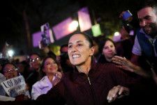 　６月２日に行われるメキシコ大統領選で、与党・国家再生運動（ＭＯＲＥＮＡ）のクラウディア・シェインバウム前メキシコ市市長が前月から支持率のリード幅を広げている。メキシコ市で４月２２日撮影（２０２４年　ロイター/Raquel Cunha）