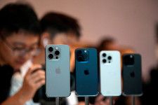 米アップルが第１・四半期に競争の激しい中国スマートフォン市場でシェア首位の座を中国勢に明け渡した。調査会社ＩＤＣが２５日発表したデータで分かった。写真は２０２３年９月、上海で撮影（２０２４年　ロイター/Aly Song）