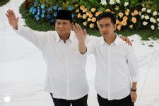 ２月のインドネシア大統領選で大勝して次期大統領に選出されたプラボウォ氏（写真左）は２４日、全てのインドネシア国民のために闘うと表明し、政界のエリートらに国家を前進させるために団結するよう呼びかけた。４月２４日、ジャカルタで撮影（２０２４年　ロイター/Ajeng Dinar Ulfiana）