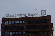　４月２５日　ドイツ銀行が２５日発表した第１・四半期決算は１０％増益で、予想を上回った。写真はドイツ銀行のロゴで、２４日にスペイン・マラガで撮影（２０２４年　ロイター／Jon Nazca）