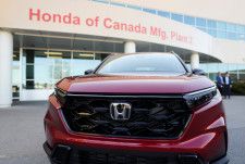 ホンダは２５日、北米での需要拡大を見据え、カナダのオンタリオ州に電気自動車（ＥＶ）と電池の工場を建設すると発表した。写真は４月２５日、オンタリオ州の工場で撮影（２０２４年　ロイター/Carlos Osorio）