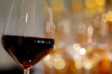 　４月２５日、国際ブドウ・ワイン機構（ＯＩＶ）は、昨年の世界のワイン消費量が１９９６年以来の低水準に落ち込んだと発表した。フランスのサント・クロワ・デュ・モンで２０１９年撮影（２０２４年　ロイター/Regis Duvignau）
