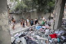 　４月２５日、イスラエルはパレスチナ自治区ガザ南部ラファへの侵攻を控え、空爆を強化している。写真はイスラエルによる住宅攻撃の現場を調べるパレスチナ人。ガザ地区のラファで撮影（２０２４　ロイター／Hatem Khaled）