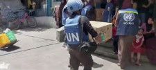 　４月２６日、避難民に配るための援助物資を運ぶ国連と国連パレスチナ難民救済事業機関（ＵＮＲＷＡ）の職員ら。 写真はパレスチナのガザで撮影し２４日に配信したビデオから、ＵＮＲＷＡ提供（２０２４　ロイター）