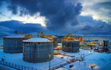 　ノルウェー石油大手エクイノールの幹部は、液化天然ガス（ＬＮＧ）の取引事業を拡大する計画を明らかにした。ノルウェー・ハンメルフェスト郊外の同社ＬＮＧ施設の資料写真。昨年１月撮影(２０２４年　ロイター/Ole Berg-Rusten/NTB via REUTERS)