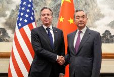 　中国を訪問しているブリンケン米国務長官（写真左）は２６日、北京で王毅共産党政治局員兼外相（同右）と会談し、ロシアのウクライナ侵攻に対する中国の支援など、さまざまな問題について協議した。北京の釣魚台国賓館で代表撮影(２０２４年　ロイター)