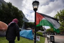 米国のトランプ前大統領は２５日、イスラエル軍のパレスチナ自治区ガザ攻撃を巡って全米の大学構内で続く平和的な抗議活動について「とてつもないヘイト行為」と批判した。写真は４月２５日、カリフォルニア大学バークレー校で撮影（２０２５年　ロイター/Carlos Barria）