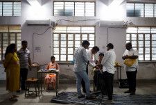インドで２６日、下院総選挙の２回目の投票が始まった。写真はラージャスターン州バルメルにある投票所。４月２４日撮影（２０２４年　ロイター/Adnan Abidi）
