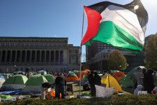 　４月２６日　米コロンビア大学で先週行われたイスラエルとイスラム組織ハマスの戦闘を巡る親パレスチナ派の抗議活動を受けて大学側がデモ参加者による構内のテント設営を阻止するために警察に通報して多数が逮捕された問題で、国内団体が大学側に市民権侵害があったとして連邦当局に告発した。写真は２５日、ニューヨーク市で撮影（２０２４年　ロイター／Caitlin Ochs）