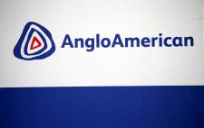 　４月２６日、英資源大手アングロ・アメリカンは、豪同業ＢＨＰグループから提示された３１１億ポンド（３８８億８０００万ドル）の買収提案を拒否した。写真はアングロ・アメリカンのロゴ。２０１５年１０月撮影（２０２４年　ロイター/Siphiwe Sibeko）