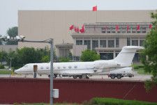 　米電気自動車（ＥＶ）大手テスラのイーロン・マスク最高経営責任者（ＣＥＯ）は２８日、中国を訪問した。写真はマスク氏のプライベートジェット。北京の空港で撮影。提供写真（２０２４年　ロイター/Chang Yan）