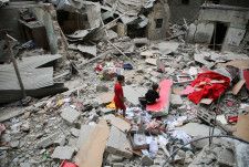　イスラム組織ハマスの代表団が２９日、パレスチナ自治区ガザでの停戦に向けた協議のためエジプトのカイロを訪問することが分かった。ハマス関係者が２８日、明らかにした。写真はイスラエルの攻撃で崩壊した家。ガザ南部ラファで２７日撮影（２０２４年　ロイター/Hatem Khaled）