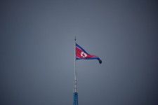 　北朝鮮国営朝鮮中央通信（ＫＣＮＡ）は、国家航空宇宙技術総局の報道官の談話として、米国が北朝鮮にミサイル、ロケットの発射をやめるよう要請していることを批判した。写真は北朝鮮の旗。板門店付近で２０２２年７月代表撮影（２０２４年　ロイター）