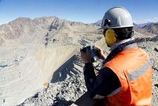 　豪資源大手ＢＨＰグループ は、英同業アングロ・アメリカンに提示している買収案の条件を引き上げることを検討していると、事情に詳しい関係者がロイターに語った。写真はアングロのチリ鉱山。アングロ提供写真。ロイターが２６日に入手（２０２４年　ロイター）