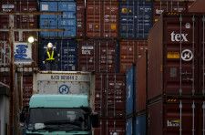 　中国商務省は２９日、日本が提案した半導体関連の輸出規制は両国の企業間における通常の貿易に深刻な影響を与えるとの見解を示した。東京都内の港湾施設で２０１６年３月撮影（２０２４年　ロイター／Toru Hanai）