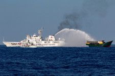 　フィリピンは２７日、南シナ海における中国との緊張管理を巡り両国が合意したとする中国側の主張を否定し、プロパガンダだと一蹴した。セカンド・トーマス礁でフィリピンの補給船に放水砲を放つ中国船。３月撮影（２０２４年　ロイター／Adrian Portugal）