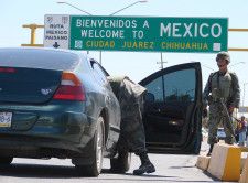 米政府は２９日、バイデン米大統領とメキシコのロペスオブラドール大統領が前日に電話会談を行い、移民管理および米・メキシコ国境管理の効率化の強化について協議したと明らかにした。２００９年４月撮影（２０２４年　ロイター/Alejandro Bringas）