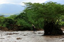 ４月２９日、ケニア中部で洪水と地滑りが発生し、少なくとも４５人が死亡、１１０人以上が負傷した。写真は同国ナクル郡マイ・マヒウで２９日撮影（２０２４年　ロイター／Thomas Mukoya）