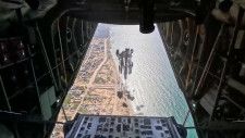 　４月２９日、パレスチナ自治区ガザに人道支援物資を搬入するため、米軍がガザ沖合で進める浮桟橋の建設費が３億２０００万ドルと、当初予定の約２倍に膨らむ見通しとなった。写真は人道支援物資を空から投下する米軍機。３月５日、ガザ周辺で撮影されたビデオより取得。US Central Command via X（２０２４年　ロイター）