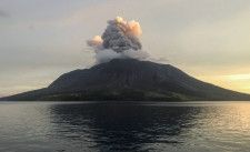 　インドネシアのスラウェシ島沖にあるルアン火山が４月３０日に再び噴火した。この写真は１９日の噴火時のもの（２０２４年　ロイター/Chermanto Tjaombah）