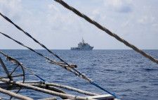 中国海警局は３０日、南シナ海のスカボロー礁（中国名・黄岩島）近海からフィリピン沿岸警備隊の船ともう１隻の公船を「追い払った」と発表した。資料写真、２０１７年４月、フィリピンの漁船から見た中国海警局（沿岸警備隊）の船（２０２４年　ロイター／Erik De Castro）
