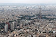 　４月３０日、フランス国立統計経済研究所（ＩＮＳＥＥ）が発表した第１・四半期の国内総生産（ＧＤＰ）速報値は前期比０．２％増だった。写真は２０１９年７月、パリ上空で撮影（２０２４年　ロイター/Philippe Wojazer）