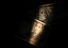　２９日にドル／円相場が演じた乱高下の余波が続いている。写真は米ドルと円の紙幣。２０１３年２月撮影（２０２４年　ロイター/Shohei Miyano）