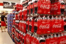 米飲料大手コカ・コーラは３０日、通期のオーガニック売上高（為替変動や買収の影響を除いた売上高）見通しを引き上げた。２０２０年６月撮影（２０２４年　ロイター/Arnd Wiegmann）